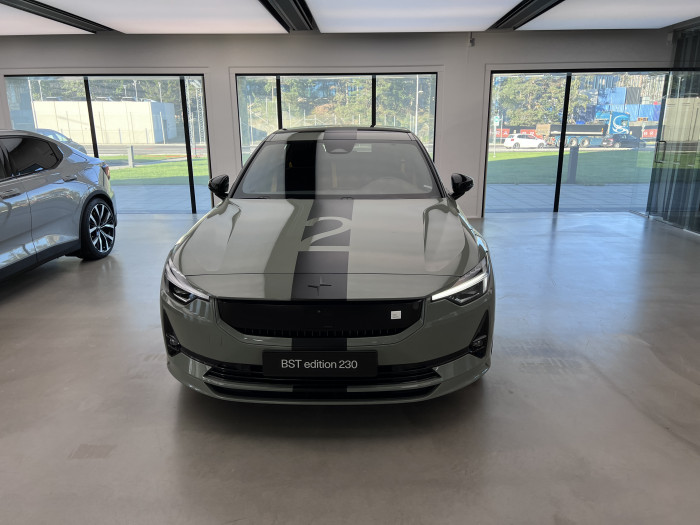 In der Polestar-Zentrale steht eine Rennversion des Polestar 2 (Bild: Polestar)